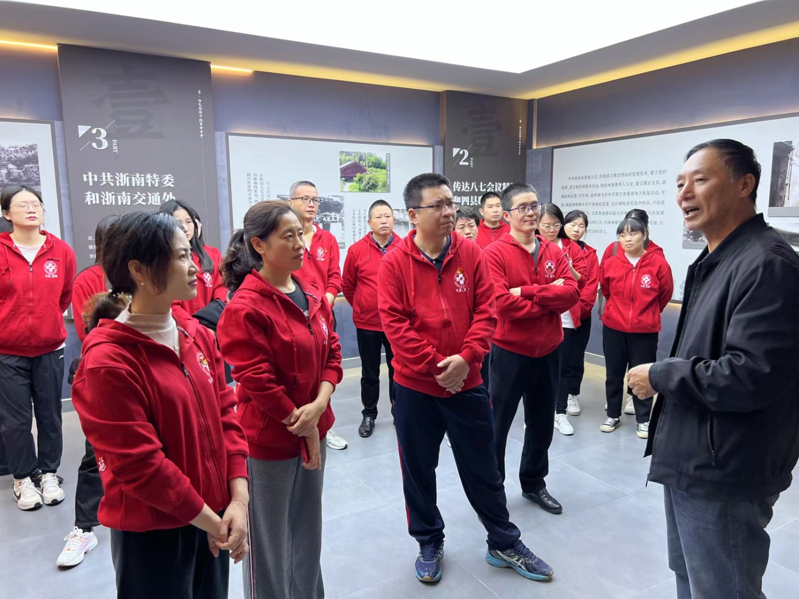 图一：听姚书记讲解历史沿革.jpg