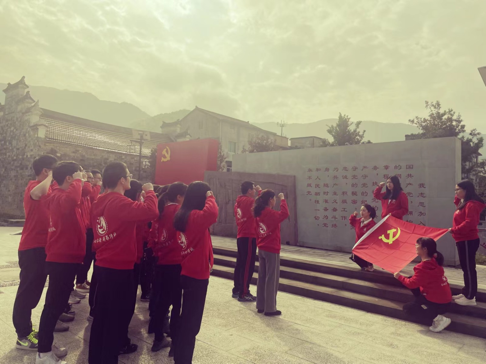 图二：重温入党誓词.jpg